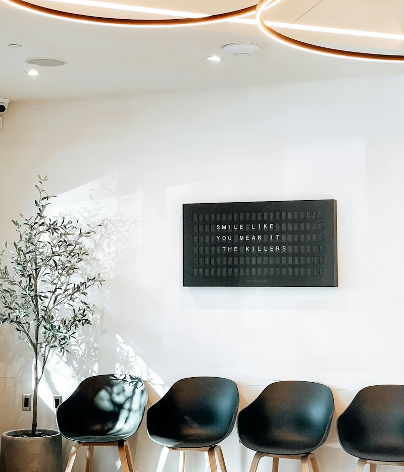 Sala de espera con sillas, imagen de referencia del consultorio.